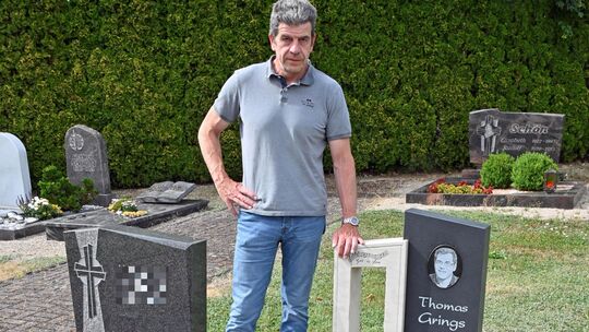 Entsetzt ist Werner Grings, dass vom Grab seines Bruders Thomas die im Grabstein integrierte Figur des "Guten Hirten" gestohlen