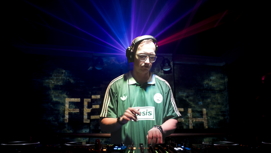 "Wenn der USB-Stick klappt, ist die Aufregung weg": Tiemann lässt sich beim DJing ganz in die Musik fallen.