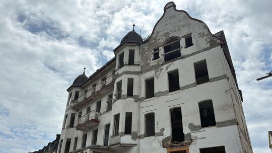 Im Innern des ehemaligen Rhein-Hotels sind Decken eingestürzt.