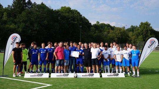 Der VfB Wissen (in Blau) konnte sich im letzten Jahr den Titel im Finale gegen Gastgeber Müschenbach (in Weiß) sichern.