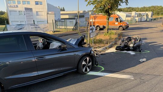 Beim Abbiegen von der L287 in die Bruchstraße übersah ein Pkw-Fahrer einen entgegenkommenden Motorradfahrer samt Sozius. Es kam