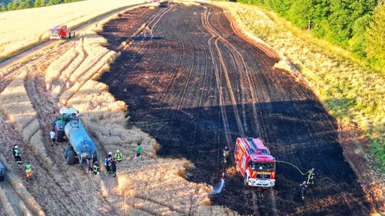 Feuerwehrleute und Landwirte arbeiteten Hand in Hand. Große Wasserfässer und landwirtschaftliche Maschinen waren bei der Brandbe