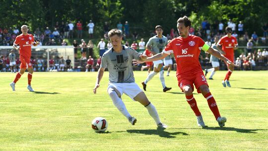 Jonas Kahles (am Ball) versuchte es nach gut einer Viertelstunde mit einem Schuss aus der zweiten Reihe, hatte dabei aber genaus