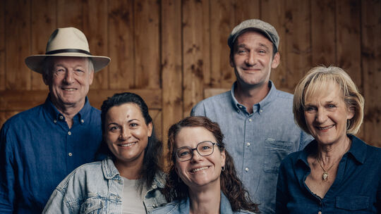 Alles gemeinsam: das Team von Schneider Wein mit Rainer Schneider (2. v, r.) an der Spitze Alles gemeinsam: das Team von Schneider Wein mit Rainer Schneider (2. v, r.) an der Spitze