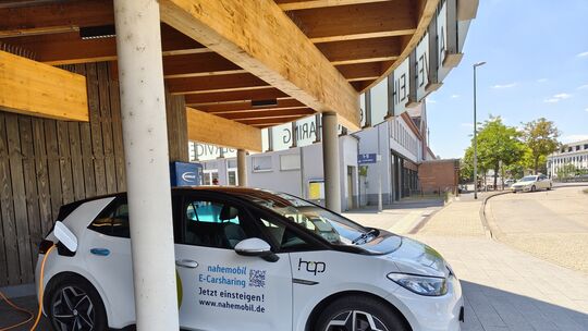 Wer aus dem Bahnhof läuft, findet ein paar Meter weiter das E-Carsharing-Angebot. Zumindest noch bis zum 31. Juli.