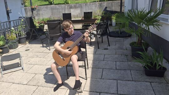 Seit seinem fünften Lebensjahr nimmt Lukas Gitarrenunterricht an der Musikschule. Ob er daraus einen Beruf machen möchte, kann e