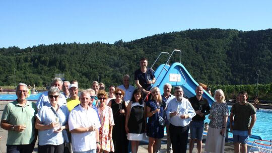 Festakt am Beckenrand: Zum 50-jährigen Bestehen des Familienfreibads in Ellenz-Poltersdorf hatte die VG Cochem zu einem Spiel-,