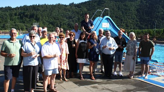 Festakt am Beckenrand: Zum 50-jährigen Bestehen des Familienfreibads in Ellenz-Poltersdorf hatte die VG Cochem zu einem Spiel-,