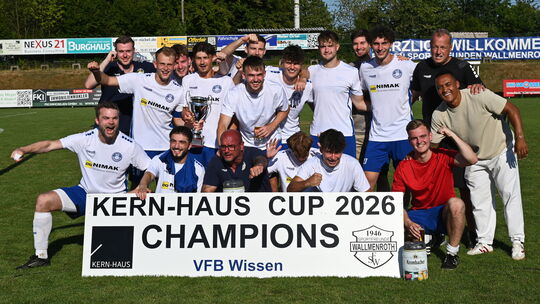 Jubel beim VfB Wissen: Genau wie im letzten Jahr feierte der VfB den Gewinn des Vorbereitungsturniers in Wallmenroth.