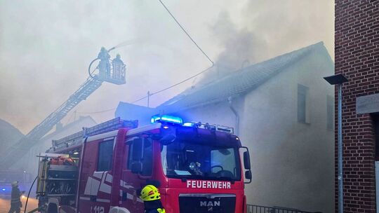 Eine dichte Rauchsäule stand über dem Einsatzgebiet in der Dhauner Straße. Zwei Wohnhäuser standen in Flammen. Die Ursache ist n