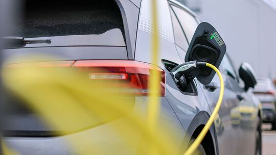 Der Kreis Neuwied bietet Autofahrern viele Möglichkeiten, um ihr Fahrzeug aufzuladen. Besonders entlang der B42 gibt es viele La