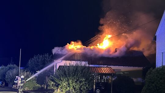 Der Dachstuhl brannte bei Eintreffen der Feuerwehr in voller Ausdehnung.