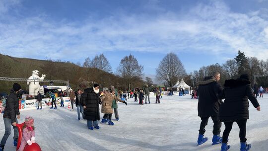 Mit 800 Quadratmeter Eisfläche hat die Eisbahn Wallhausen eine großzügige Fläche.