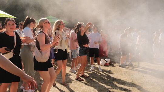 Beim Open-Air-Festival wird ausgelassen getanzt. Trotz mehr als 30 Grad im Schatten lassen sich die Besucherinnen und Besucher n