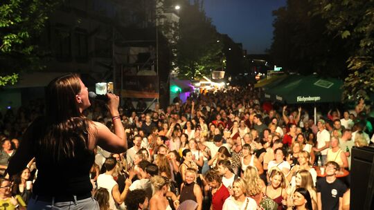 Vier Tage Festival inmitten von Neuwied: Noisic-Sängerin Anna heizte am Samstagabend das Publikum des Deichstadtfests an. Gekomm
