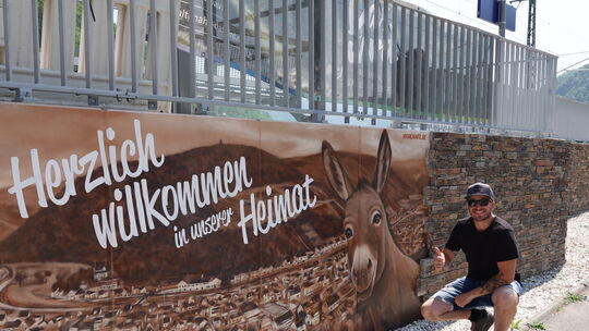 Die neue Galerie am Bahnhof wird auch für ein Willkommen an die Gäste Dernaus genutzt. Für Ortsbürgermeister David Fuhrmann ist