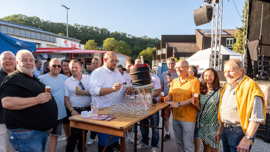 Nach dem Fassanstich durch Bürgermeister Thomas Junior (links) wurde die Neustädter Kirmes eröffnet. Danach gab es eine Runde Fr