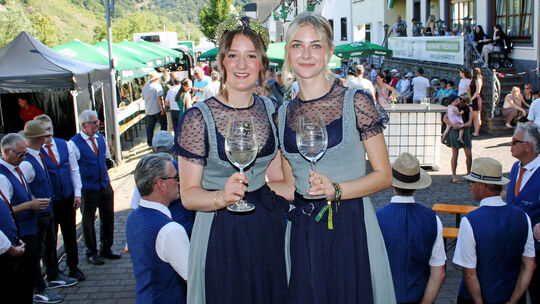 Die Löfer Weinkönigin Maja (links) und Prinzessin Mia freuen sich auf das zweite Jahr ihrer Amtszeit.