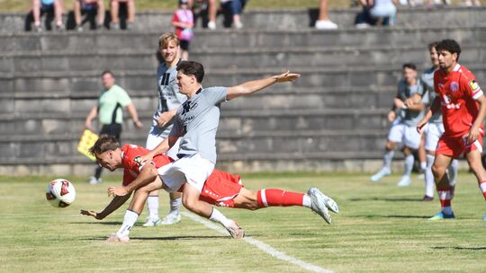 Dreimal nicht zu halten: Nelson Weiper (hier beim Flugkopfball) stellte erst auf 0:7 und 0:8 (48., 63.) und setzte dann auch den Dreimal nicht zu halten: Nelson Weiper (hier beim Flugkopfball) stellte erst auf 0:7 und 0:8 (48., 63.) und setzte dann auch den