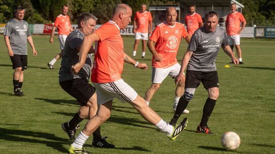 Sauberes Passspiel: Der Weinsheimer Frank Bernhard (weiße Hose) spielt den Ball gegen den VfB Polch nach vorne. Sein Teamkollege