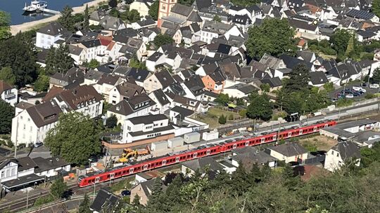 Einen der letzten Züge, der für die nächsten Monate auf der Rheinstrecke verkehrt, hat unsere Leserin Brigitte Prax am Freitagmo