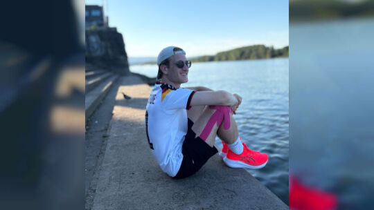 Der 29-jährige Raphael Kornberger will bis nach Berlin laufen. Am 18. Juni hat er Halt am Rhein in Mainz gemacht.
