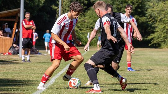 Doppel-Torschütze des SC Idar in Schwollen: Kian Wenskat (links) umspielt Radoslaw Mehrwald, Kapitän des SV Buhlenberg.