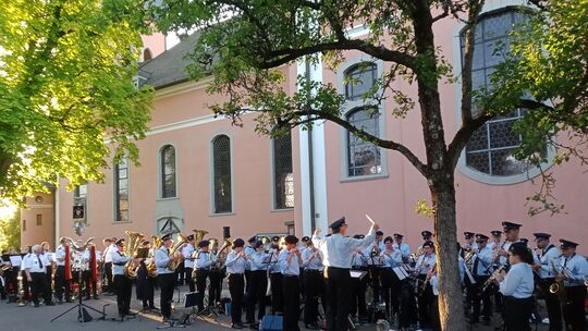 Die Stadt- und Feuerwehrkapelle Wissen begeisterte bei Konzerten auf dem Kirchplatz, ebenso wie die Bergkapelle Birken-Honigsess