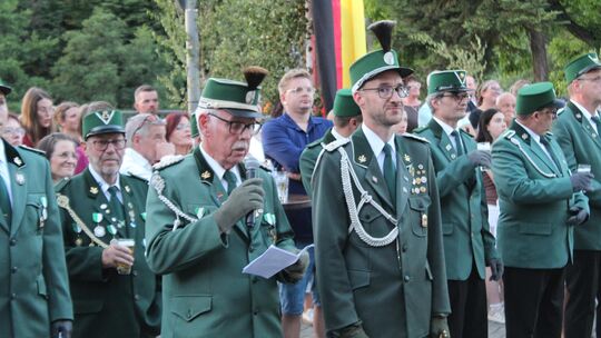 Schützenoberst Karl-Heinz Henn und sein Stellvertreter Florian Marhöfer begrüßten als Spitze der vielen Schützen das Königspaar
