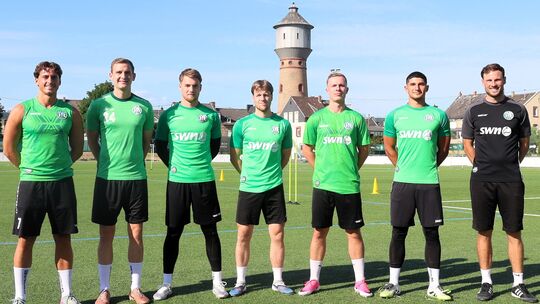 Coach Julian Feit (rechts) mit den neuen Spielern (von links) Enrico Rößler (FC Emmelshausen-Karbach), Jonathan Kap (Eisbachtale