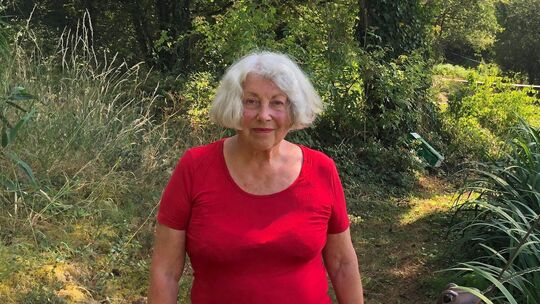 Friedensaktivistin Elke Koller in ihrem Garten in Leienkaul: Sie ist eines der Gesichter des Protests der Friedensbewegung gegen Friedensaktivistin Elke Koller in ihrem Garten in Leienkaul: Sie ist eines der Gesichter des Protests der Friedensbewegung gegen