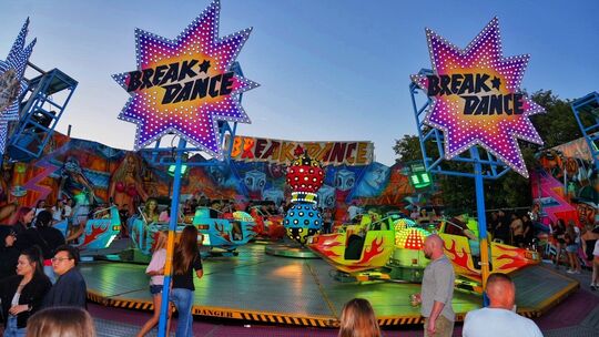 Schnelle Drehungen, laute Musik und buntes Licht: Der „Break Dance“ zog besonders das jüngere Publikum an.
