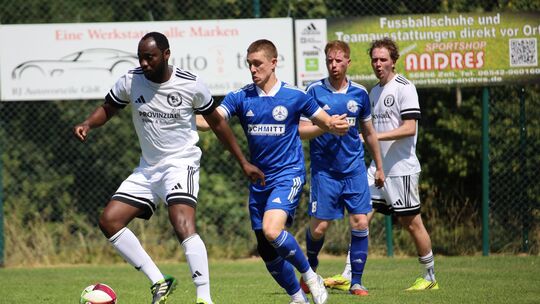 Bezirksligist SG Liebshausen/Mörschbach/Argenthal (in Blau, von links mit Marvin Schulzki und Nico Merg) schlug auf dem Sportfes