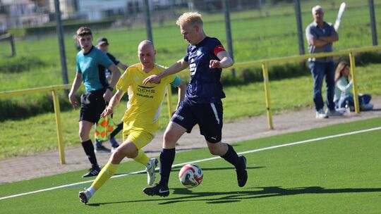 Wie Ende April in Kirchberg, trafen Tim Müller (in Gelb) und Mülheim-Kärlichs Christoph Fritsch nun am Sonntag im Test wieder au Wie Ende April in Kirchberg, trafen Tim Müller (in Gelb) und Mülheim-Kärlichs Christoph Fritsch nun am Sonntag im Test wieder au