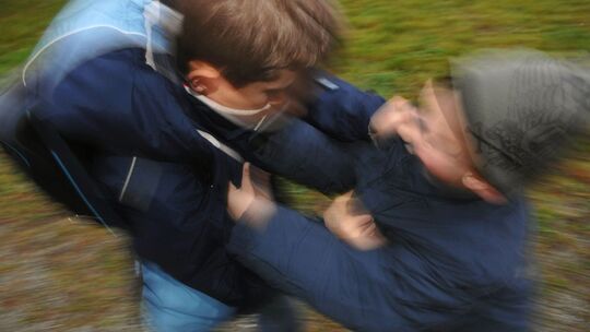 Symbolbild - Zwei Jungen raufen sich auf ihrem Schulweg Symbolbild - Zwei Jungen raufen sich auf ihrem Schulweg