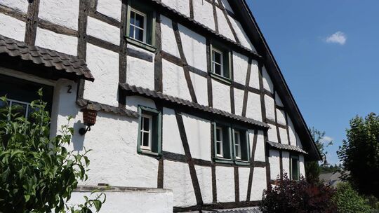 Das Kellisch-Haus in Schalkenmehren von der Straßenseite aus gesehen. Das Kellisch-Haus in Schalkenmehren von der Straßenseite aus gesehen.