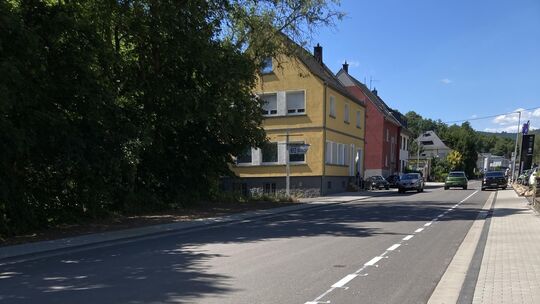 In Fahrtrichtung Kirschweiler wurde zunächst im Ausbaubereich ein Fahrradschutzstreifen markiert. Dieser wird später noch bis ku