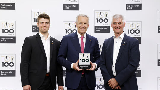 Simon Pusch (links) und Guido Pusch (rechts) mit Mentor Christian Wulff (Mitte) bei der Verleihung des Top 100-Siegels für Innov Simon Pusch (links) und Guido Pusch (rechts) mit Mentor Christian Wulff (Mitte) bei der Verleihung des Top 100-Siegels für Innov