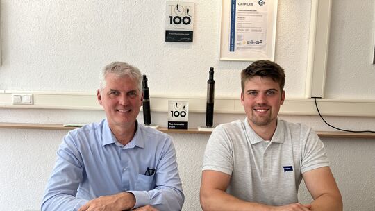 Top 100- besiegelt: Vater Guido Pusch und Sohn Simon Pusch ergänzen sich in Vielem. Vor allem aber durch ihre Bodenständigkeit M Top 100- besiegelt: Vater Guido Pusch und Sohn Simon Pusch ergänzen sich in Vielem. Vor allem aber durch ihre Bodenständigkeit M