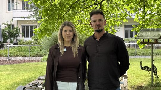 Pflegedienstleiterin Stephanie Henrichs und Hausleiter Alexander Wand zusammen im Garten des Azurit-Heims in Bad Ems.