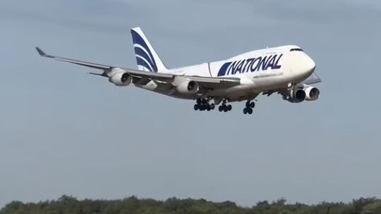 Eine Boeing 747-400 meldet am Montag eine Luftnotlage und muss auf dem Flughafen Hahn notlanden. Ein Großaufgebot an Rettungskrä