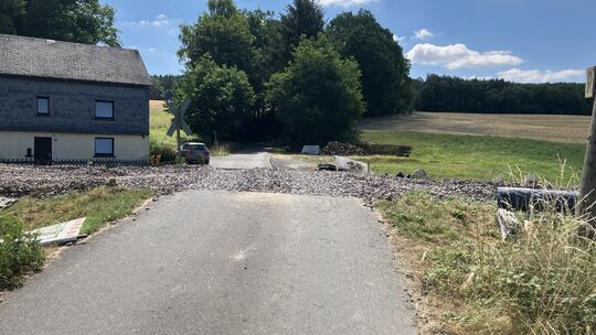 Der Bahnübergang in Nickweiler trennt ein einziges Wohnhaus vom Rest des Dorfes.