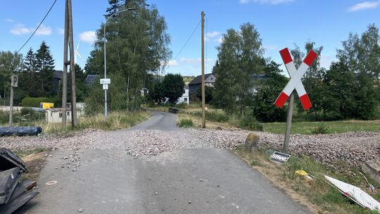 Nur das Andreaskreuz deutet am Bahnübergang bei Nickweiler darauf hin, dass es sich um einen ebensolchen handelt. Die Gleise feh