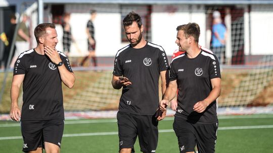 Die Laubacher Trainer um "Chef" Tobias Jakobs (Mitte, links Daniel Kossmann,, rechts Marc Thönnes) konnten zufrieden mit dem Tes