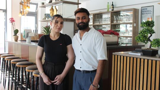 Madina Samadi und Akashdeep Singh bieten im neuen Restaurant in der Amtsstraße in Nassau Speisen aus Indien an.