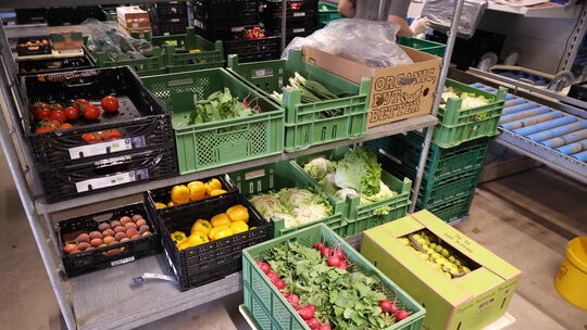 Die bestellten Kisten werden am Gertrudenhof von Hand verpackt. Die bestellten Kisten werden am Gertrudenhof von Hand verpackt.