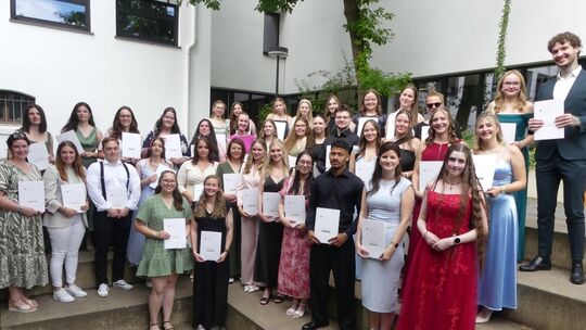 Die 38 Absolventen der Hildegard-von-Bingen-Schule freuen sich auf ihren Berufsstart als Erzieher.