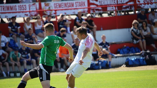 Nico Wolfs (rechts) traf für den SV Strimmig doppelt beim 4:2-Testspielsieg auf dem eigenen Sportfest gegen den künftigen A-Staf