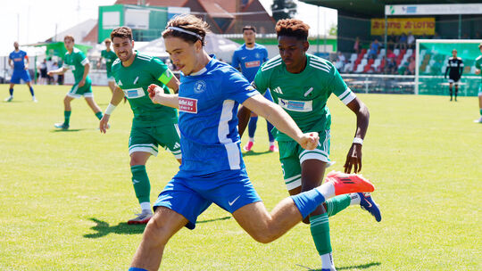 Dynamisch: Eintrachtler Malik Schäfer (vorne) klärt im kleinen Finale des Turniers in Waldalgesheim vor zwei SVA-Angreifern. Die
