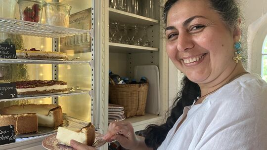 Nazanin Kombert-Javaheri serviert ihren Gästen selbst gemachte Kuchen, Kaffee und ausgesuchte Weine.